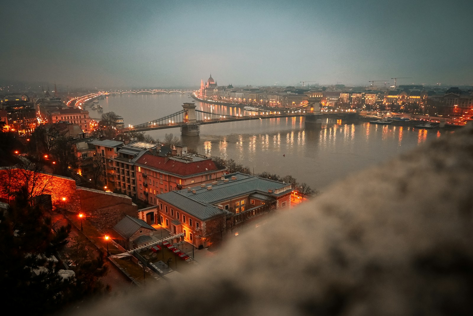 Budapest esti panorámája a Duna felett, híd- és városfényekkel