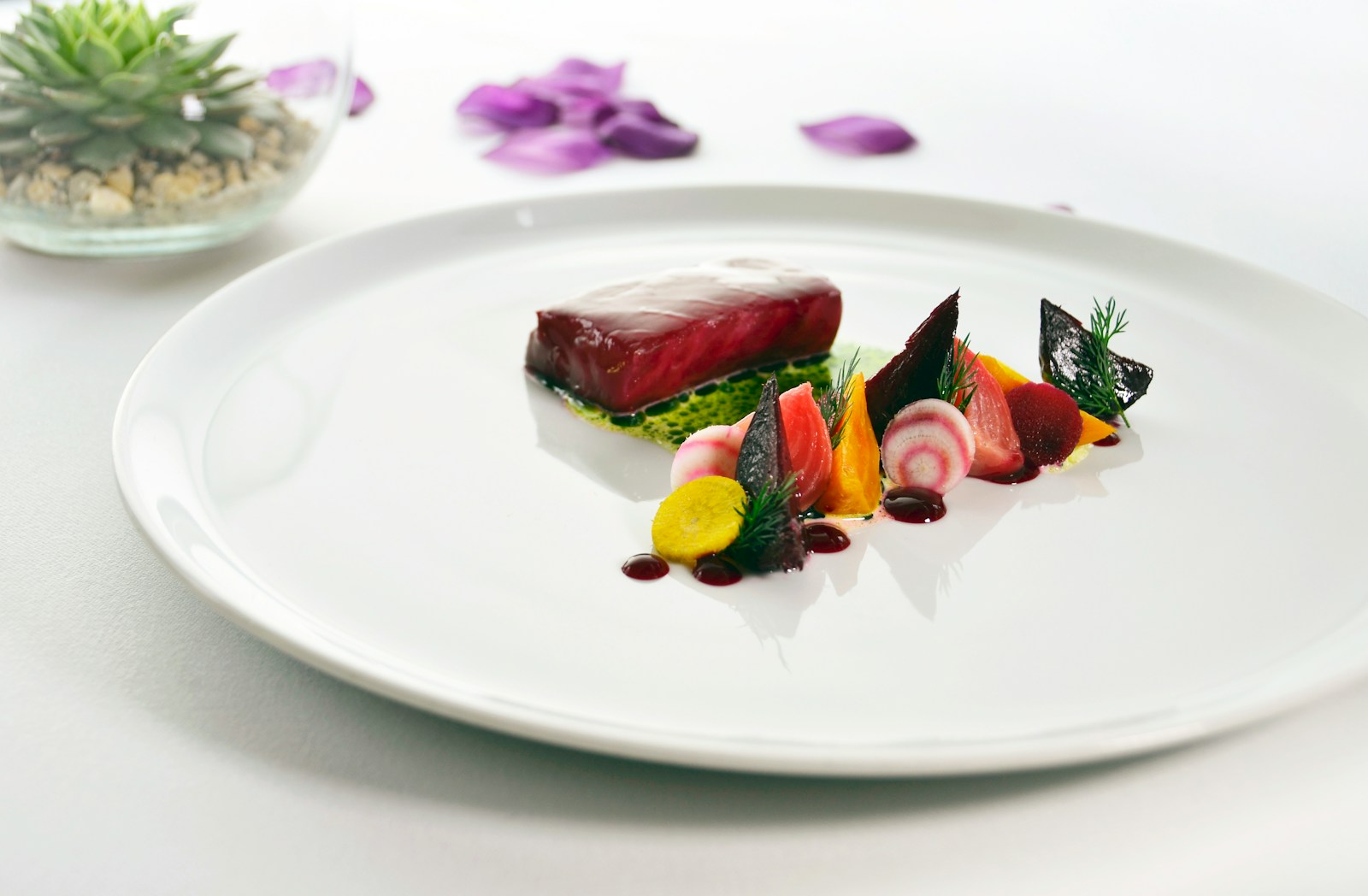 Minimalista tányéron tálalt fine dining fogás